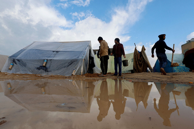 الأمطار الغزيرة تفاقم معاناة النازحين وتزيد المخاوف من تفشي الأمراض في قطاع غزة