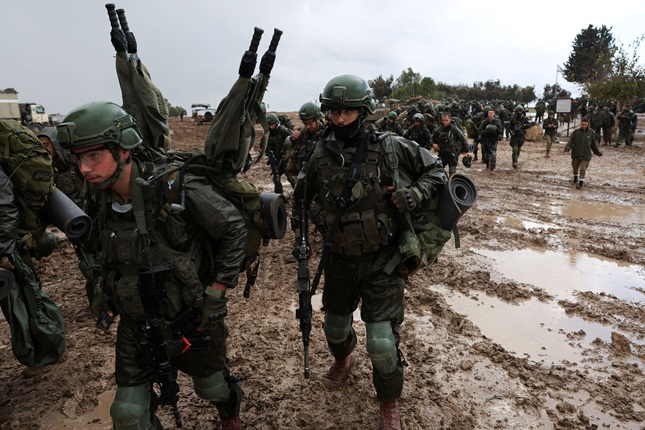 الجيش الإسرائيلي يعلن مقتل ضابط خلال معارك جنوبي قطاع غزة