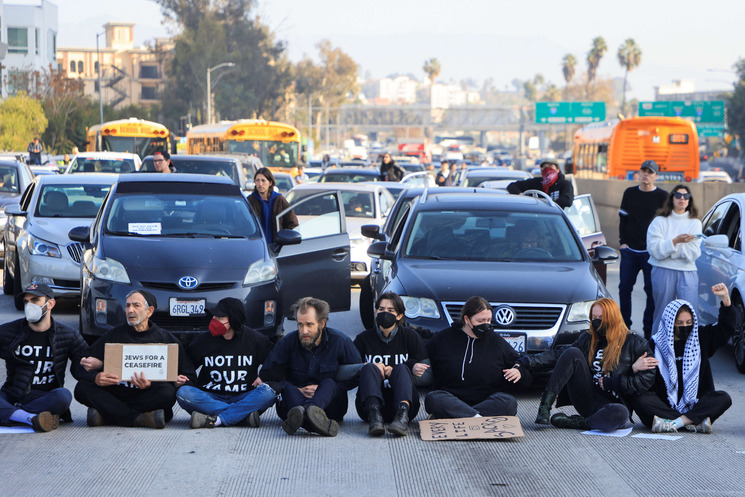 اعتقال 75 متظاهراً بعد إغلاق الطريق السريع 110 في لوس أنجلوس للمطالبة بوقف الحرب على غزة- (صور وفيديوهات)