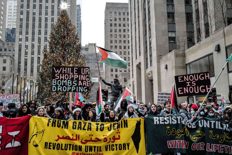 متظاهرون يحاصرون منزل وزير الدفاع الأمريكي ومظاهرات غاضبة بنيويورك ضد العدوان الإسرائيلي على غزة- (فيديوهات)