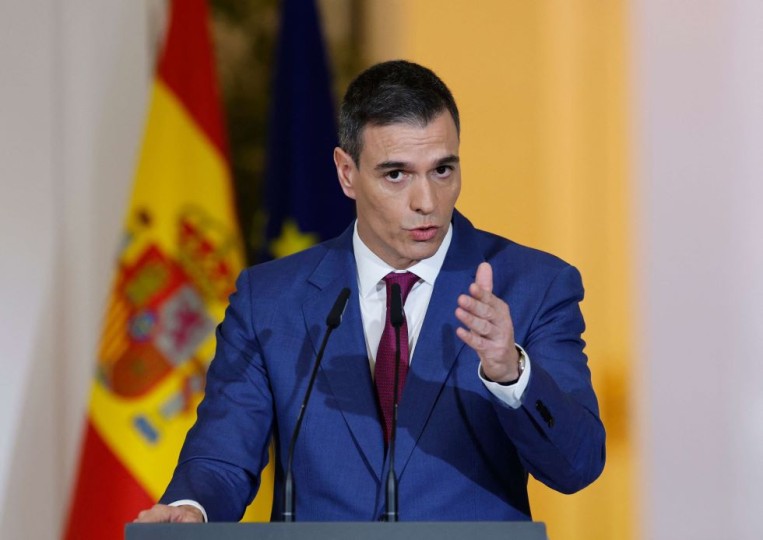 رئيس الوزراء الإسباني يؤكد رفض مدريد المشاركة في التحالف العسكري في البحر الأحمر