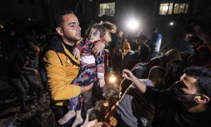 استشهاد 20 فلسطينيا في غارة جوية إسرائيلية على رفح- (صور وفيديو)