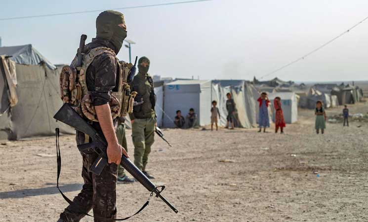 القوات الكردية تعلن قتل قيادي من تنظيم “الدولة” في مخيم الهول في سوريا