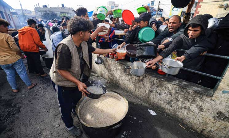 في قطاع غزة.. فلسطينيون جائعون يقفون في طوابير للحصول على طبق ساخن- (صور)