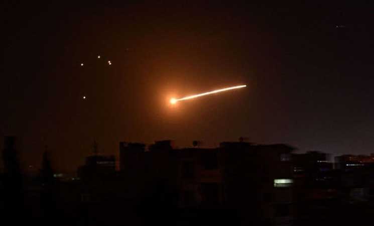 المرصد السوري: مقتل 25 مسلحا مواليا لإيران في ضربات جوية “إسرائيلية” على شرق سوريا