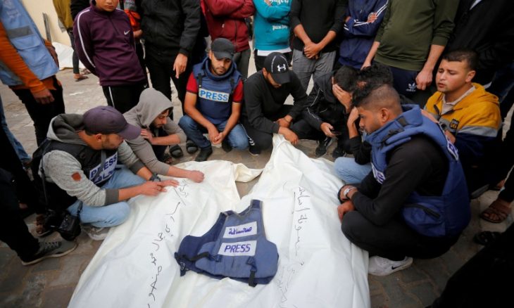 ارتفاع عدد الشهداء الصحافيين جراء القصف الإسرائيلي على غزة إلى 71 6-730x438