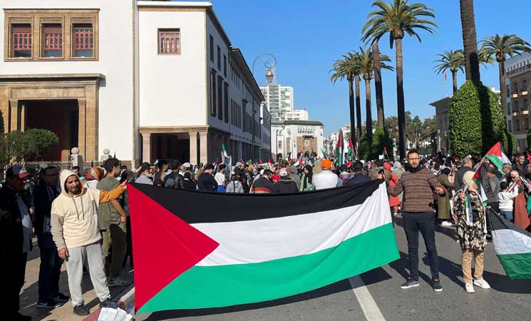 آلاف المغاربة يتظاهرون في الرباط تضامنا مع غزة 8ipj-6