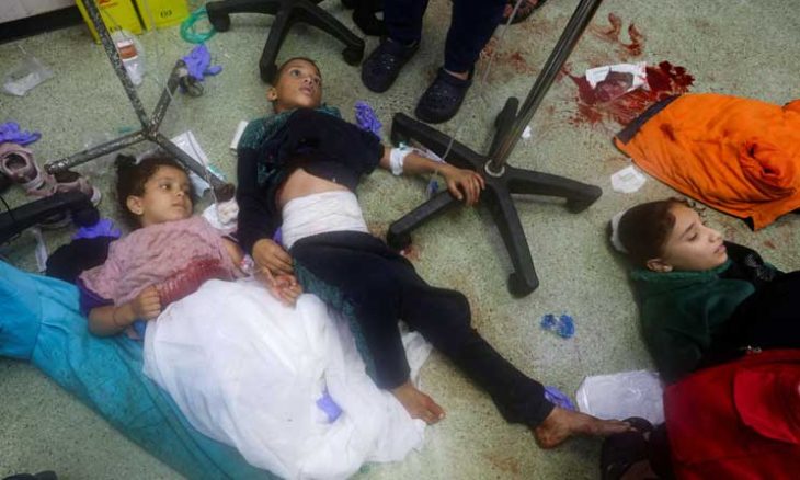 ガザの病院で、負傷して地面に横たわるパレスチナ人の子供達