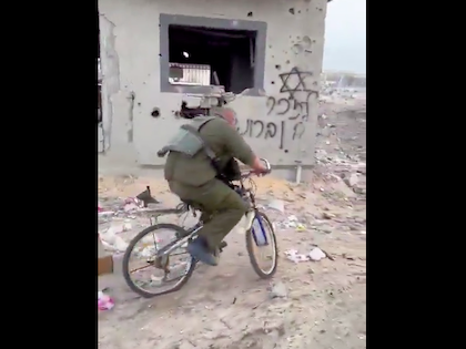 جنود إسرائيليون يلهون وسط الركام على دراجات أطفال غزة