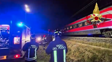 سقوط 17 جريحاً على الأقلّ في تصادم قطارين في إيطاليا- (فيديو)