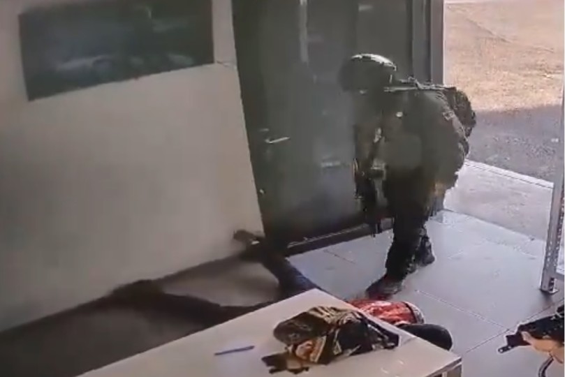 جنود من جيش الاحتلال يعتدون بوحشية على عامل بمحطة وقود في الضفة- (فيديو)