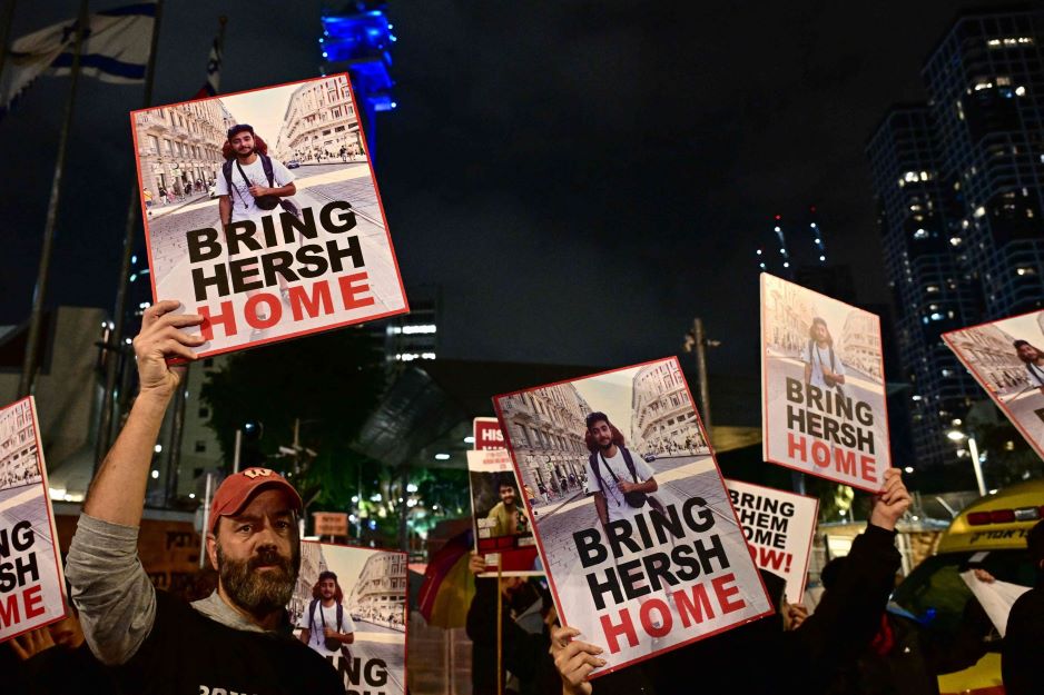 أهالي المحتجزين الإسرائيليين في غزة يتظاهرون بتل أبيب للضغط على الحكومة بعقد صفقة فورية- (فيديو)