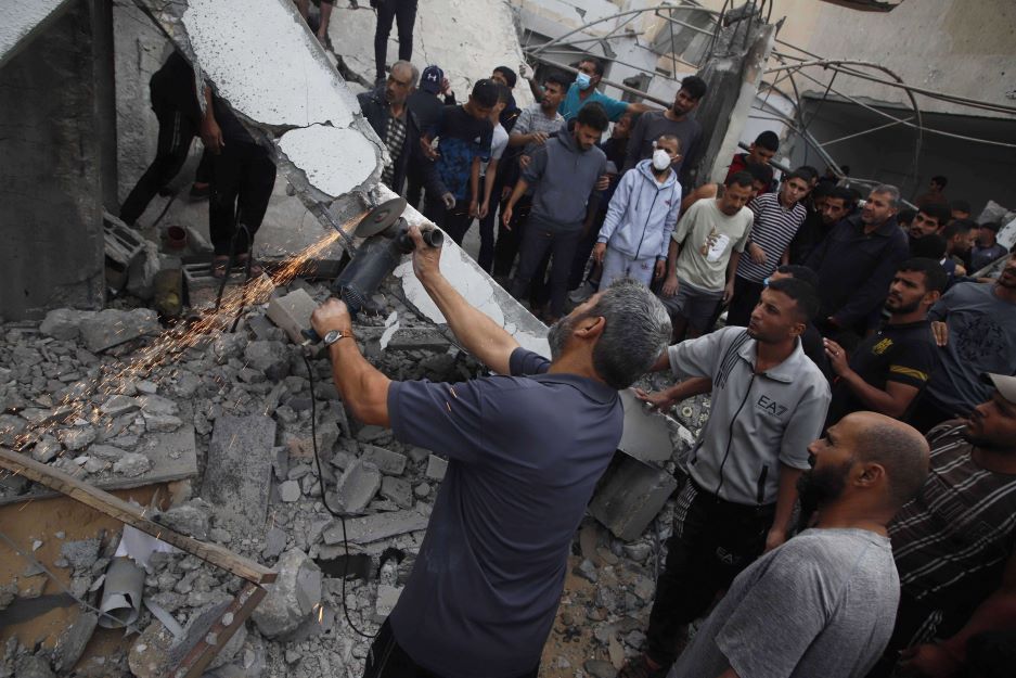 انتشال 6 جثامين لعائلة ألمانية من تحت الأنقاض بعد أسبوعين من استهدافهم بقصف إسرائيلي بقطاع غزة