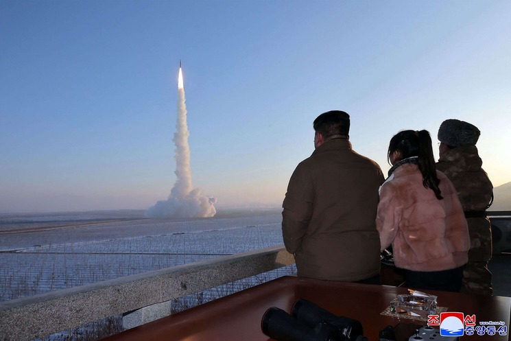 زعيم كوريا الشمالية يحذر من “هجوم نووي” إذا تم استفزازه بالأسلحة النووية
