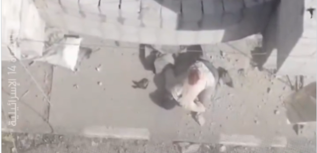 مشاهد جوية توثق سجود مقاوم فلسطيني بعد إصابته بقذيفة للاحتلال في خان يونس⁣- (فيديو)