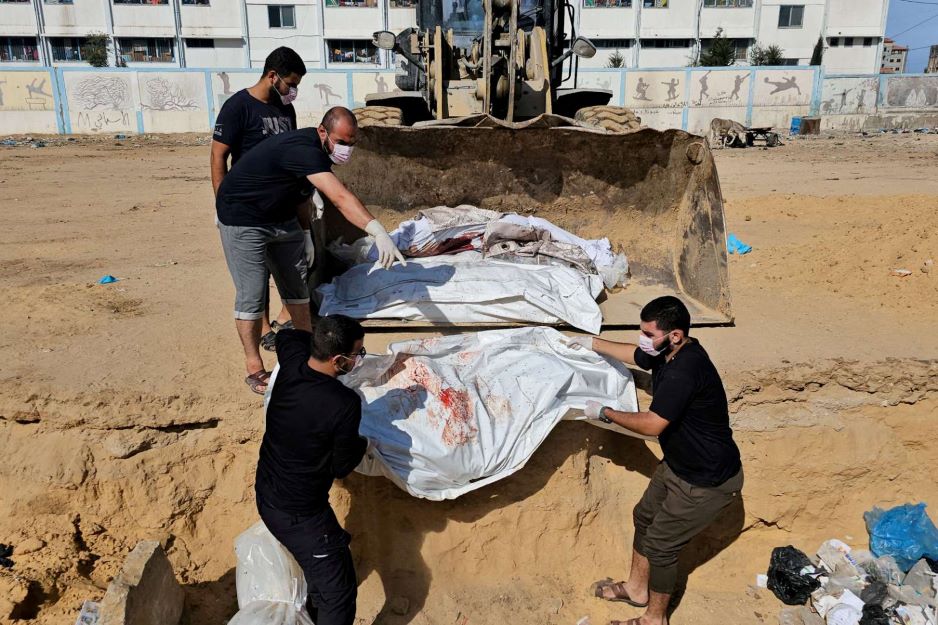 فلسطينيون يدفنون جثامين شهدائهم بمقبرة جماعية في غزة- (فيديو)