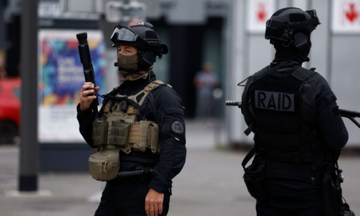 الشرطة الفرنسية تلقي القبض على مراهق على خلفية مئات التهديدات بالقنابل
