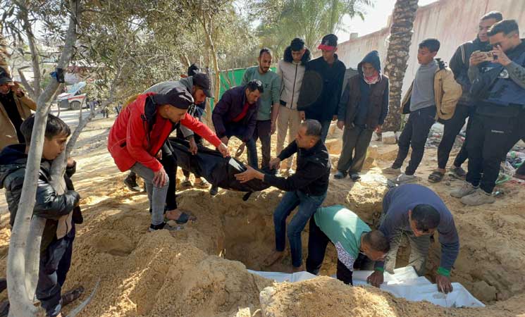 قبور عشوائية في غزة.. أحياء يجاورون أموات وخشية من أوبئة