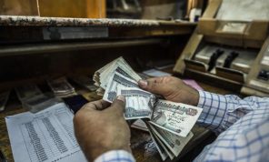 خطة حكومية لتوريق 25 بالمئة من إيرادات مصر الدولارية.. وحزب معارض يحذر من خطر رهن قناة السويس