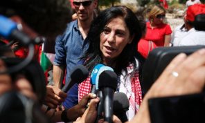 إسرائيل تحول القيادية الفلسطينية خالدة جرار للاعتقال الإداري