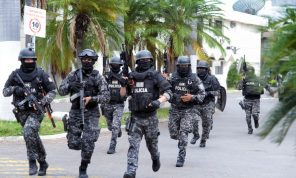 مسلحون يقتحمون استوديو قناة تلفزيونية أثناء بث مباشر.. ورئيس الإكوادور يعلن أن البلاد في حال “نزاع داخلي مسلح”- (صور وفيديوهات)