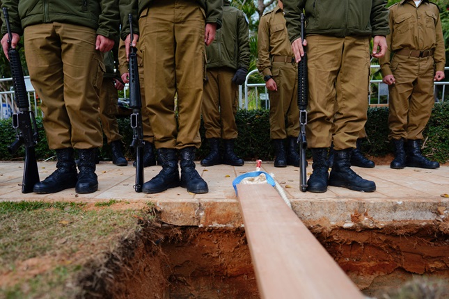 والدة جندي إسرائيلي كان أسيراً في غزة: جيشنا قتله عمدًا.. ضحّوا به ثم سرقوا شاهدة قبره