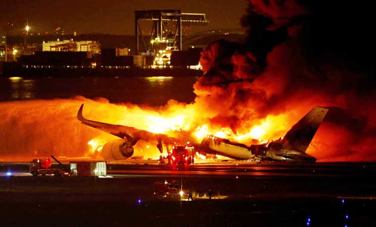 اندلاع النيران في طائرة على مدرج مطار هانيدا الدولي في طوكيو- (صور وفيديو)