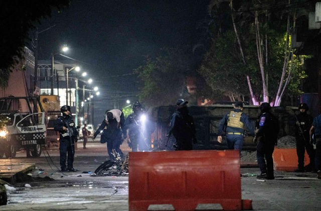 سكان بلدة في جنوب المكسيك يضرمون النار في مقر حكومي بعد قتل الشرطة لشاب