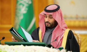 لوموند: هكذا تحاول السعودية الظهور كوسيط بعد الضربات الأمريكية البريطانية ضد الحوثيين