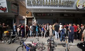 طوابير طويلة أمام المخابز في ظل النقص الشديد للمواد الغذائية في غزة- (فيديو)
