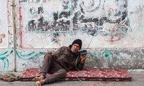 الغزيون يتابعون بشغف أخبار التهدئة عبر المذياع ومواقع الإنترنت ويأملون بحلّ قريب يسبق شهر رمضان
