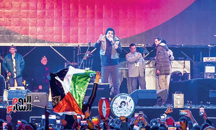 محمد منير يغني للقدس مرتديا الكوفية الفلسطينية