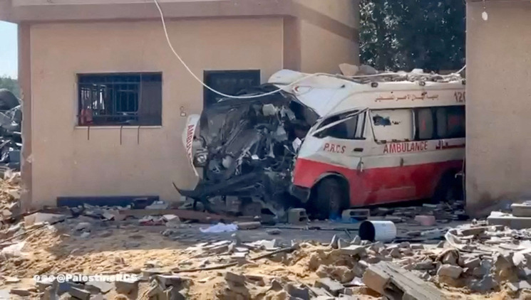 قصف جرحى في سيارة إسعاف بسوق مكتظ بالمدنيين في غزة- (فيديو)