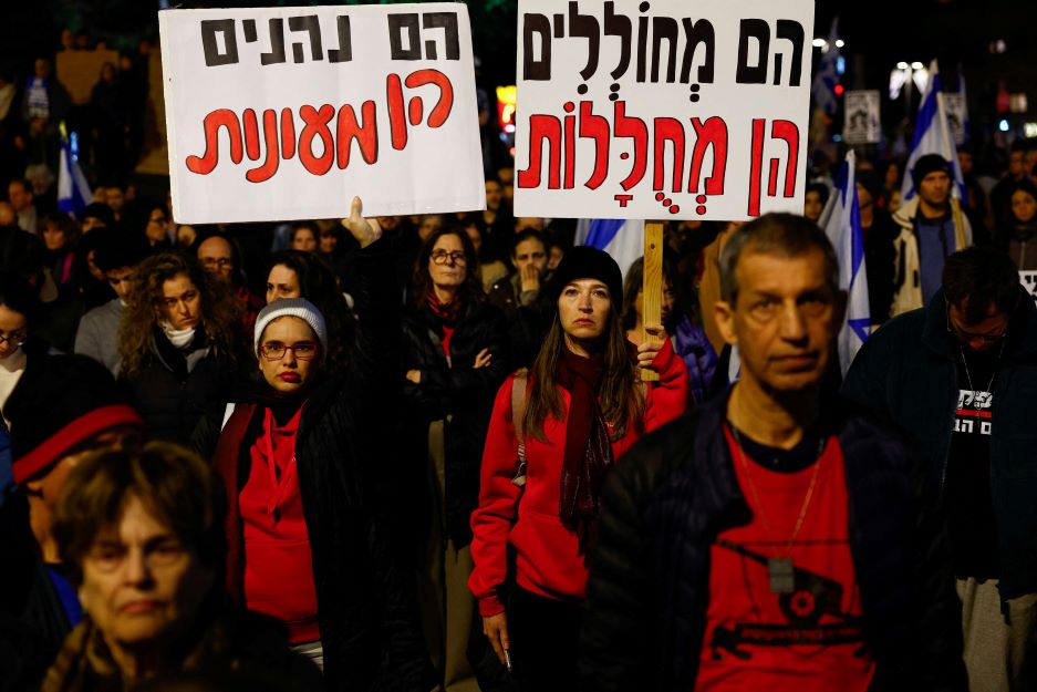 مئات المتظاهرين الإسرائيليين يطالبون بانتخابات مبكرة وإعادة الأسرى- (صور وفيديو) 