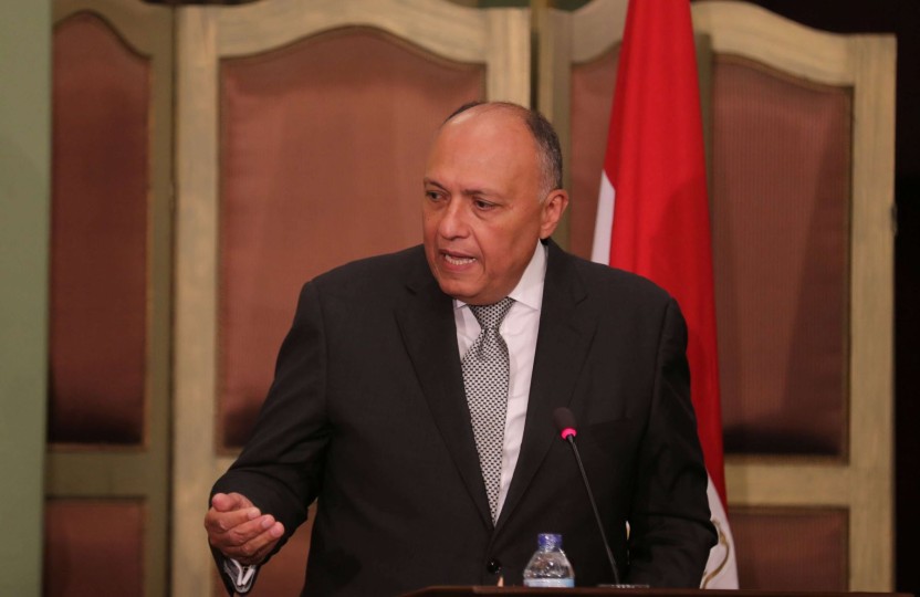 هجوم ومطالبات بإقالة وزير الخارجية المصري على مواقع التواصل بعد تصريحاته عن “حماس”