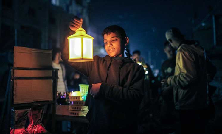 فوانيس رمضان حاضرة على أرصفة غزة المدمرة 15ipj-2