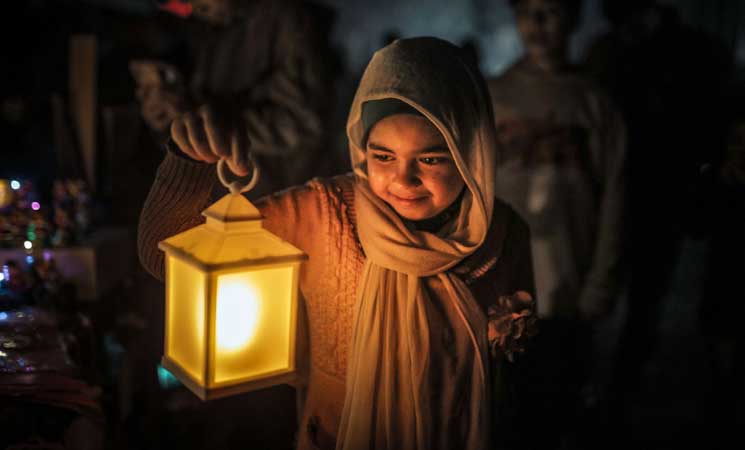 فوانيس رمضان حاضرة على أرصفة غزة المدمرة 18ipj