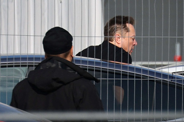 إيلون ماسك يزور مصنع تسلا بالقرب من برلين بعد تعرضه لهجوم