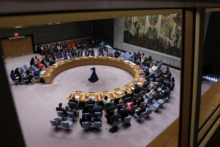 هآرتس: كيف يقرأ الخبراء تجاهل إسرائيل لقرار مجلس الأمن بوقف الحرب؟