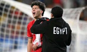 إصابة وبكاء إمام عاشور في مباراة مصر ونيوزيلاندا ونقله إلى المستشفى- (فيديوهات)