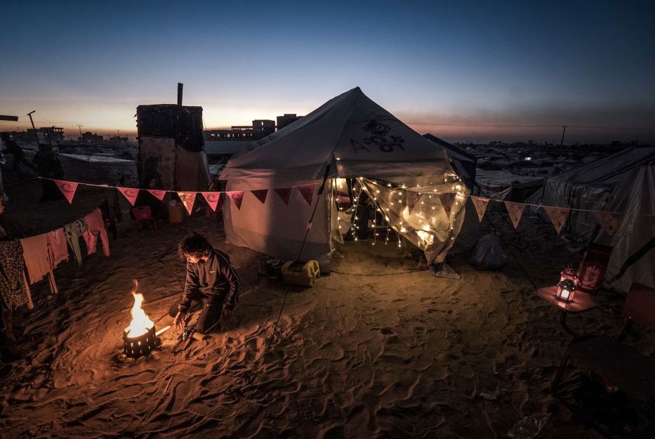  زينة رمضان تنير خيام النازحين في رفح 7-18