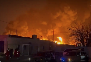 حريق ضخم بمخازن للشركة العامة للكهرباء بمحيط طرابلس- (فيديو)