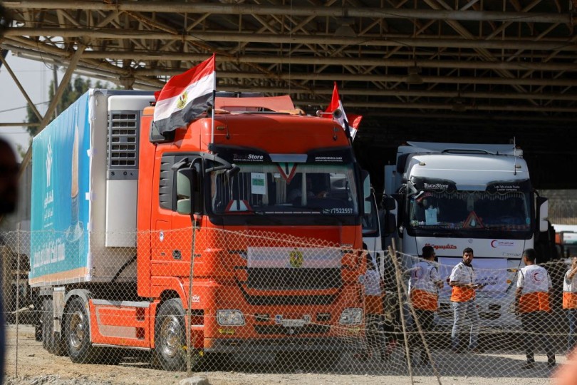 شخصيات عامة تنظم وقفة احتجاجية أمام الخارجية المصرية للمطالبة بمرافقة شاحنات المساعدات إلى قطاع غزة- (صورة وفيديو)