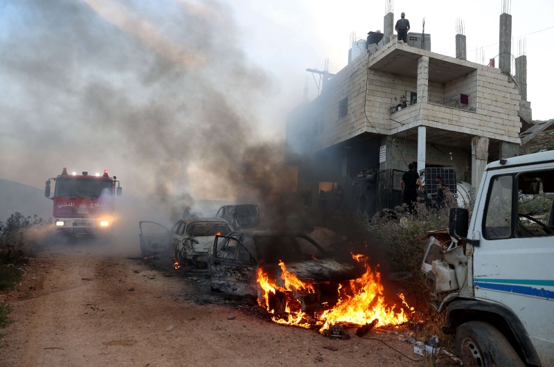 فيديو يوثق إحراق مستوطنين سيارة فلسطينية تحت حراسة جيش الاحتلال