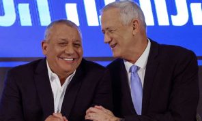 لبيد يدعو مجددا غانتس وآيزنكوت للانسحاب من حكومة الحرب الإسرائيلية