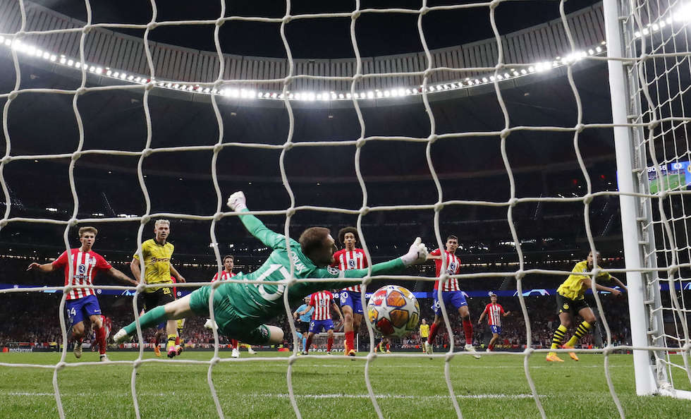 أتليتيكو مدريد يقترب من بلوغ قبل نهائي دوري الأبطال بالفوز 2-1 على دورتموند