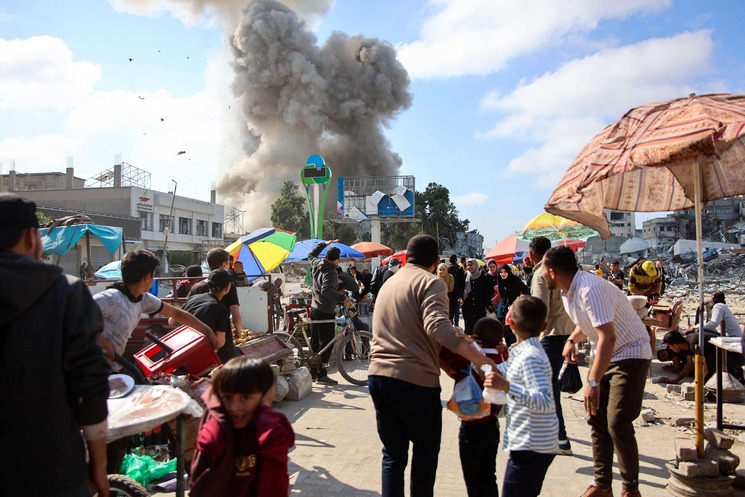 في ثاني أيام العيد.. 20 شهيداً في قصف إسرائيلي عنيف على مسجدين ومدرستين وسوقين بغزة- (فيديوهات)