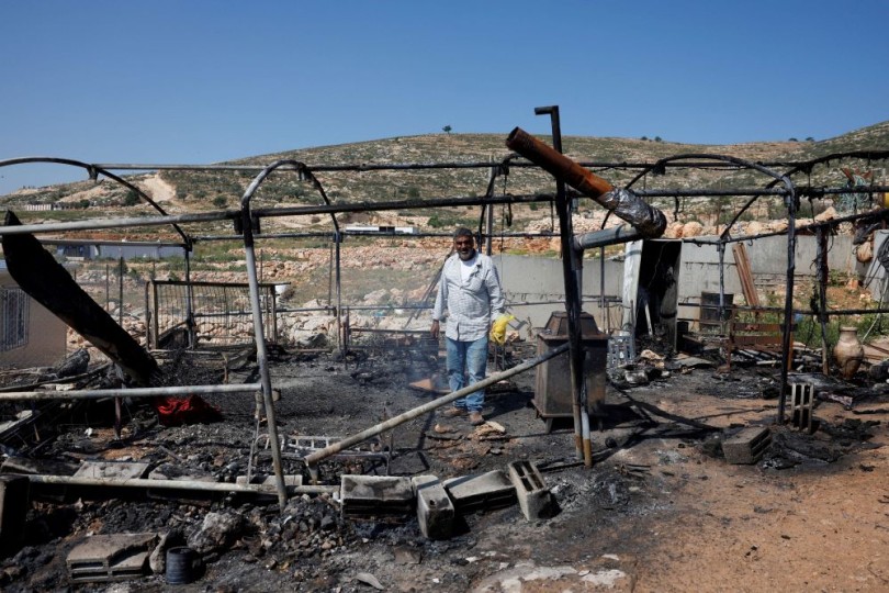 مستوطنون يجددون هجماتهم على بلدات فلسطينية في الضفة- (فيديو)