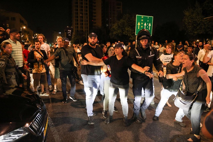 الشرطة الإسرائيلية تخلي بن غفير من مبنى حاصره محتجون