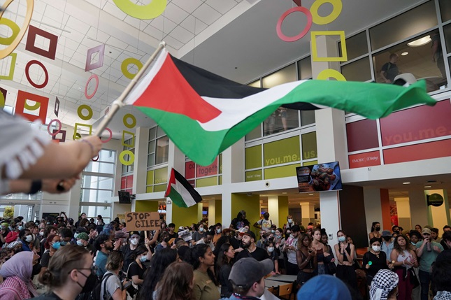 الاحتجاجات الطلابية بالغرب.. نيران حرب غزة تصل بيوت مموليها و”فلسطين في كل مكان”
